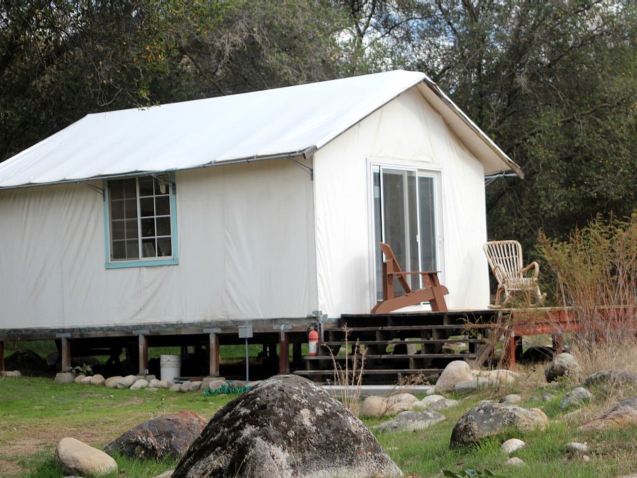 Modern Glass House Rental in Three Rivers, California