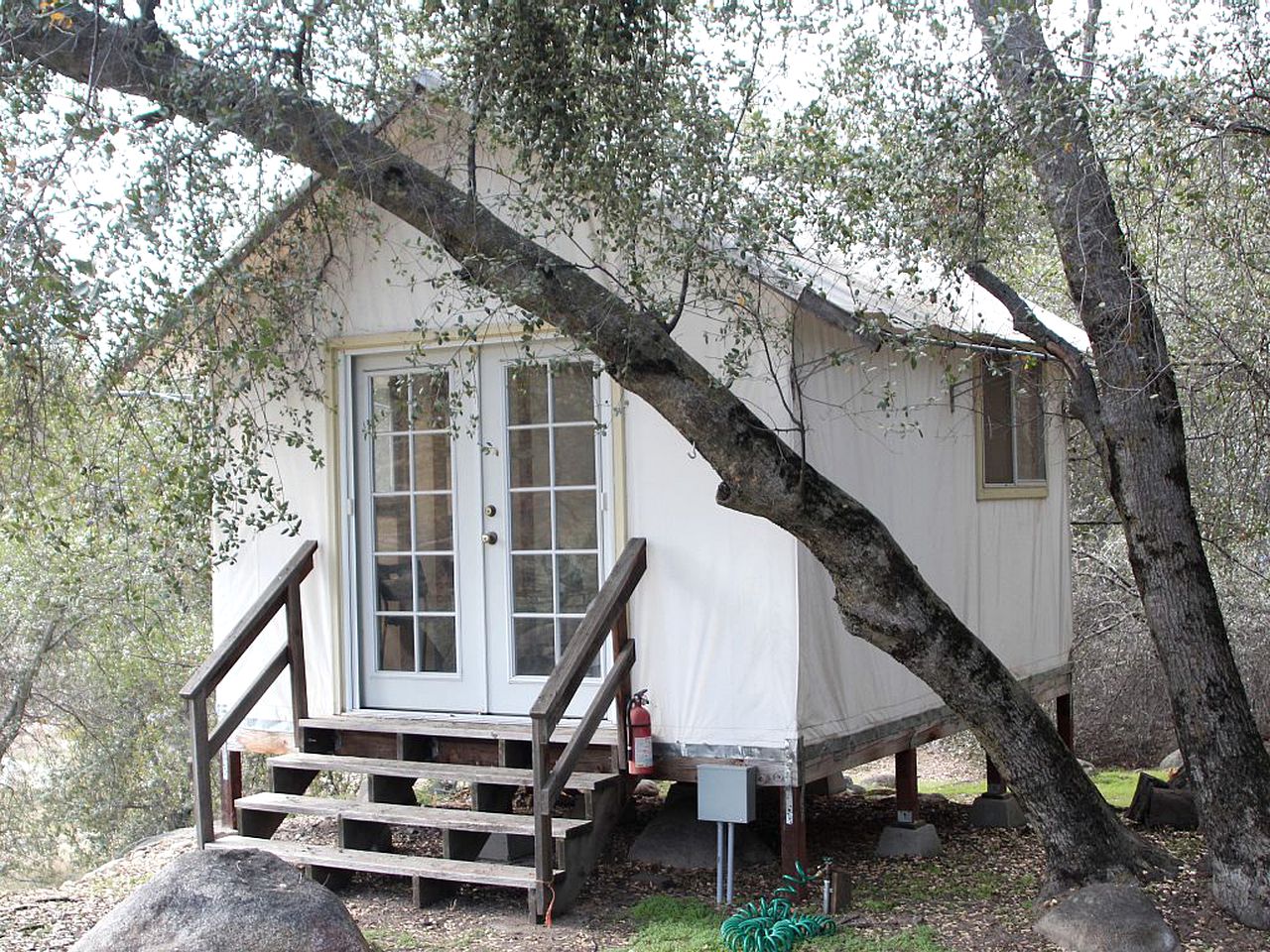 Modern Glass House Rental in Three Rivers, California