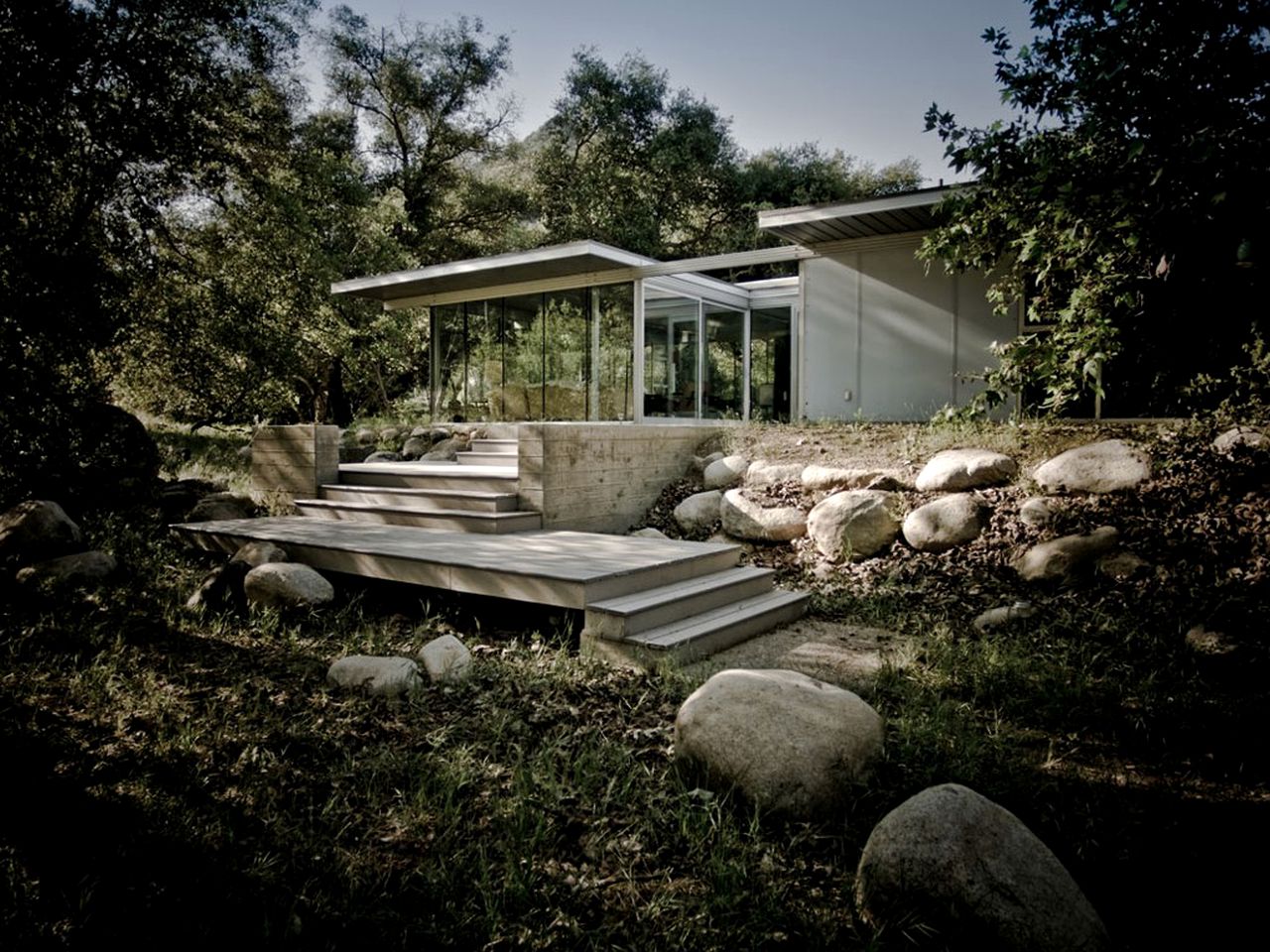 Modern Glass House Rental in Three Rivers, California