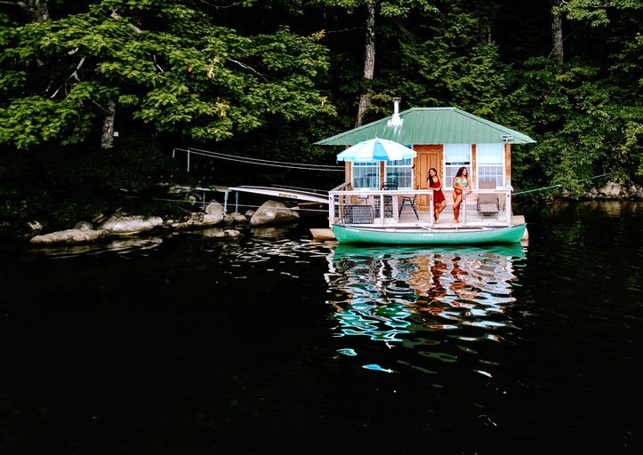 Floating Homes (United States of America, Monmouth, Maine)