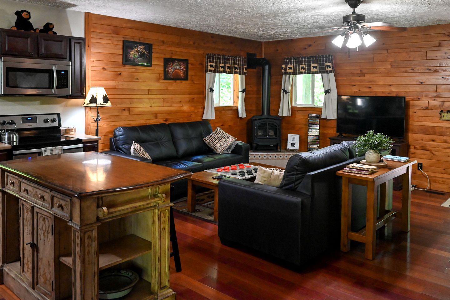 Breathtaking Secluded Wooden Cabin in Laurelville, Ohio