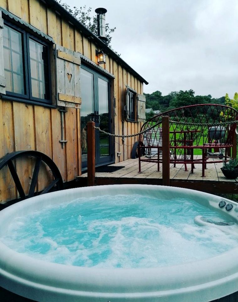 Breathtaking Views and Romance: Hut with Hot Tub in the Heart of Brecon Valley