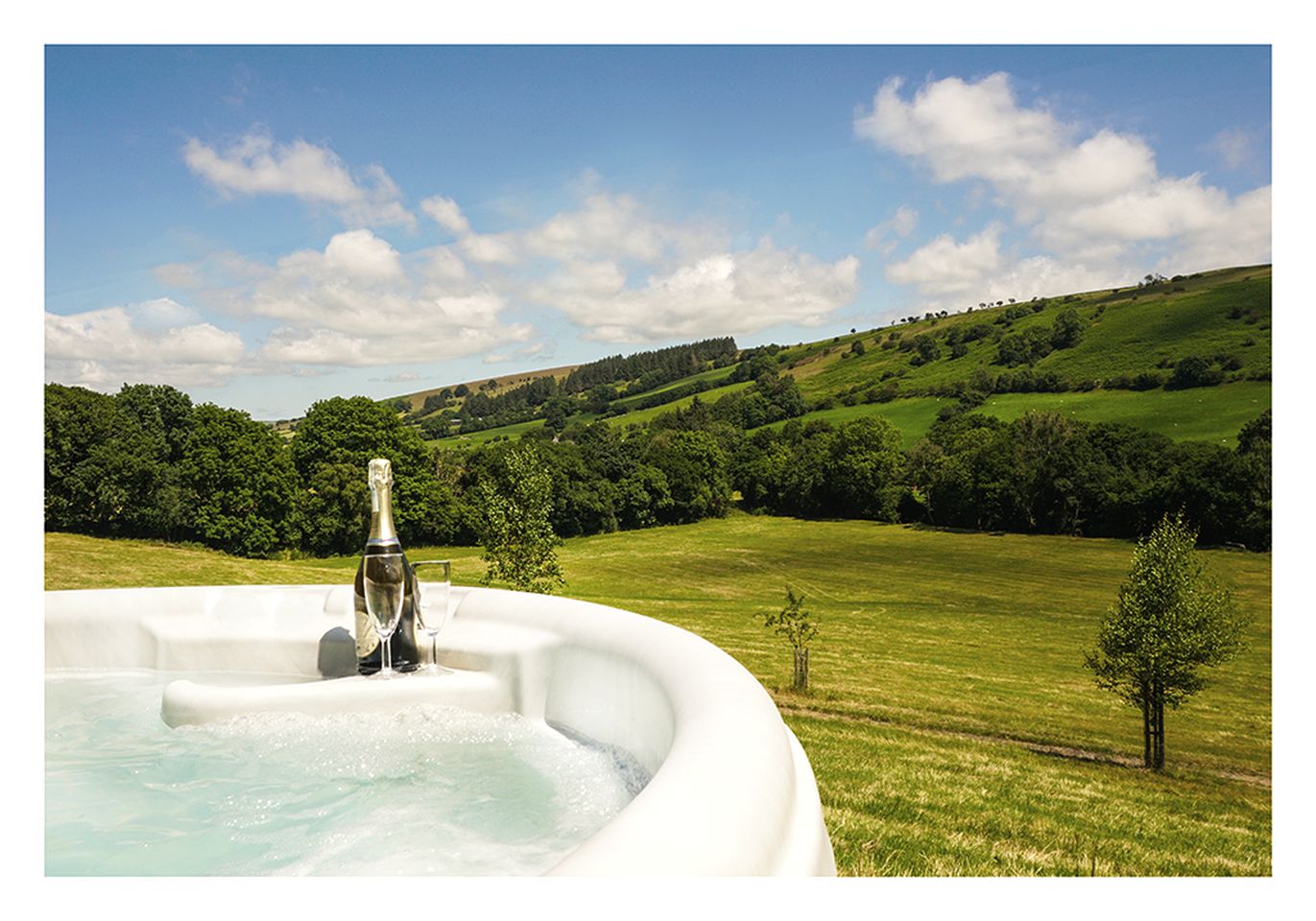 Breathtaking Views and Romance: Hut with Hot Tub in the Heart of Brecon Valley