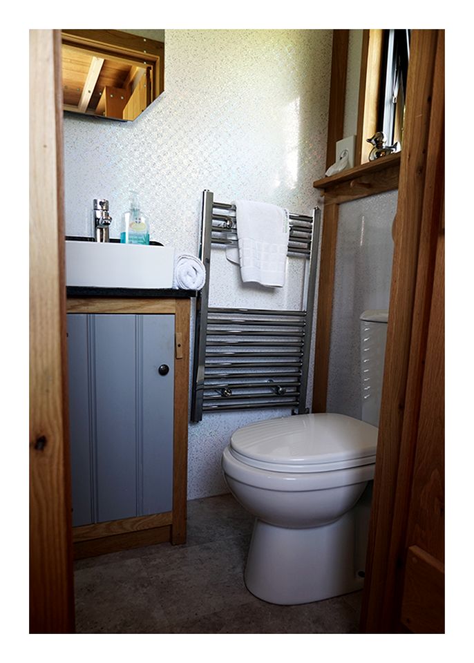 Breathtaking Views and Romance: Hut with Hot Tub in the Heart of Brecon Valley