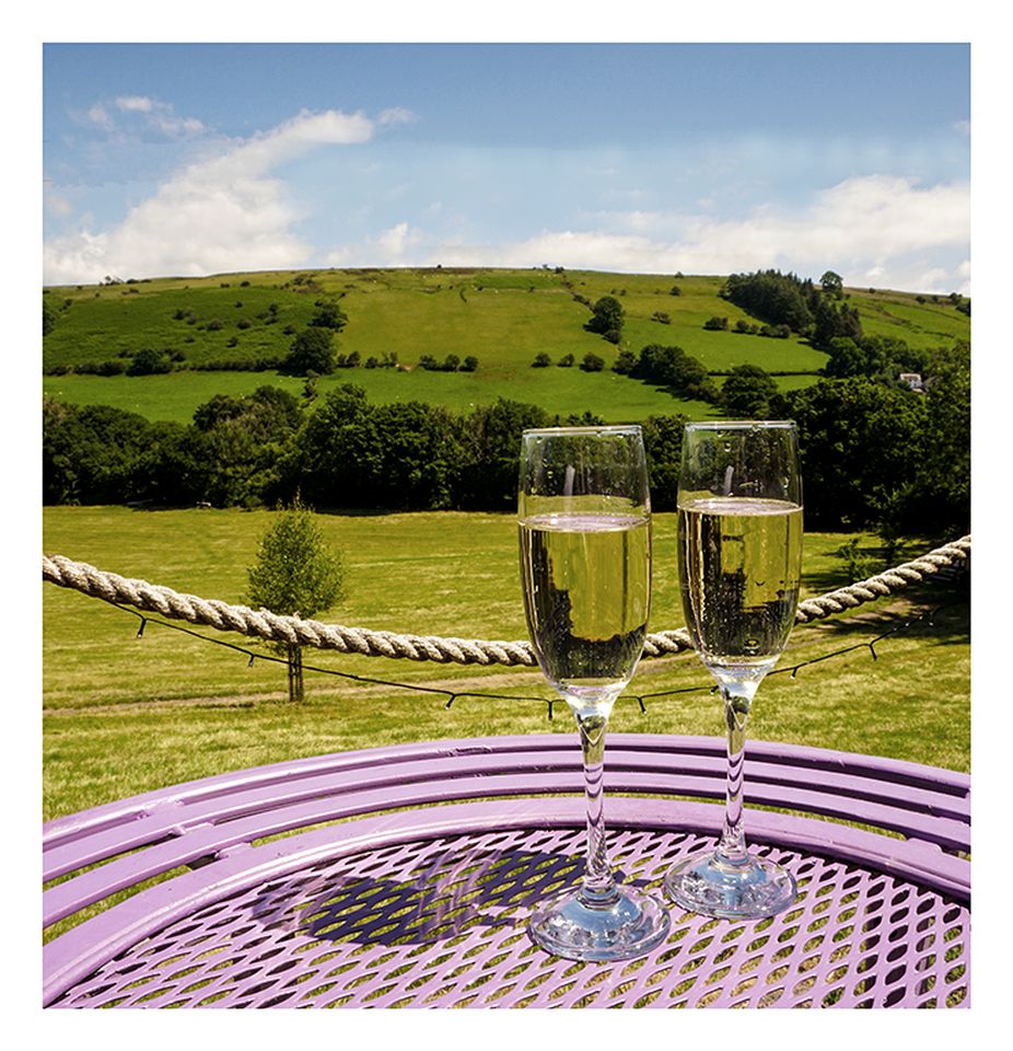 Breathtaking Views and Romance: Hut with Hot Tub in the Heart of Brecon Valley