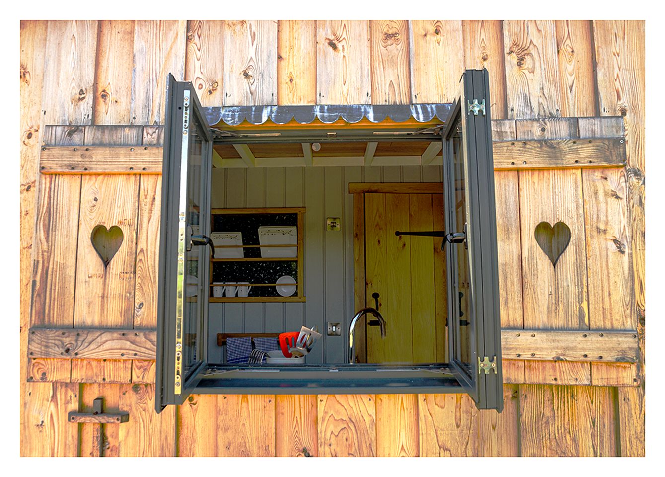Breathtaking Views and Romance: Hut with Hot Tub in the Heart of Brecon Valley