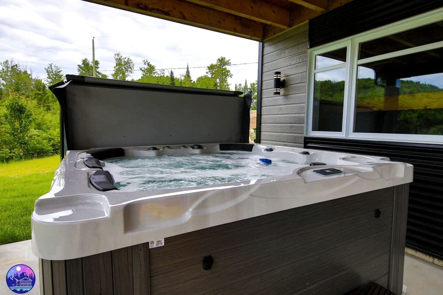 Breathtaking Villa with Fully Equipped Outdoor Area, Sauna and Pool Table in Saint Come, Quebec