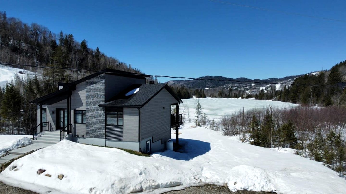 Breathtaking Villa with Fully Equipped Outdoor Area, Sauna and Pool Table in Saint Come, Quebec