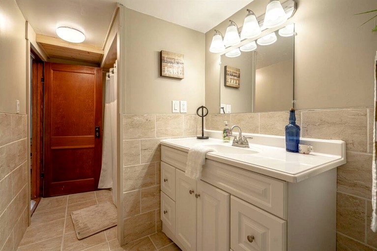 Breezeway Lakehouse · Near Point Pelee!, Cottages, Leamington, Canada