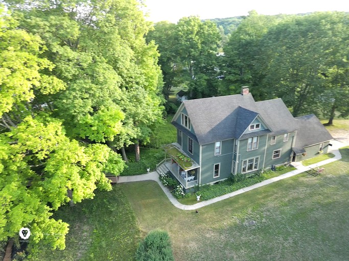 Charming Cottage Perfect for Family Gathers and Events in Central Lake, Michigan