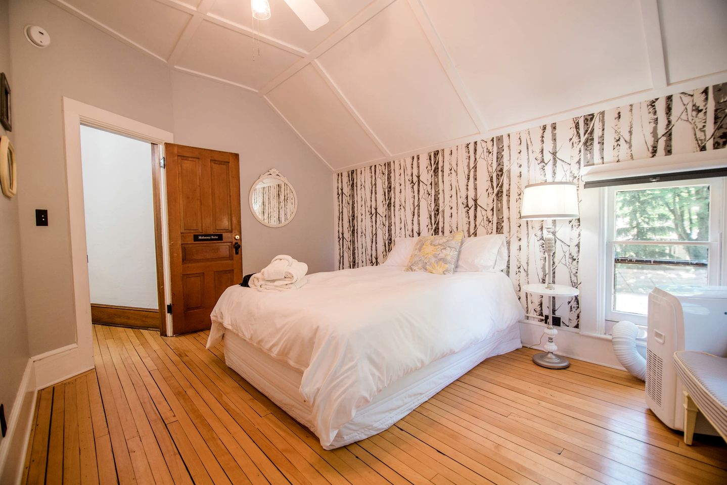 Charming Cottage Perfect for Family Gathers and Events in Central Lake, Michigan