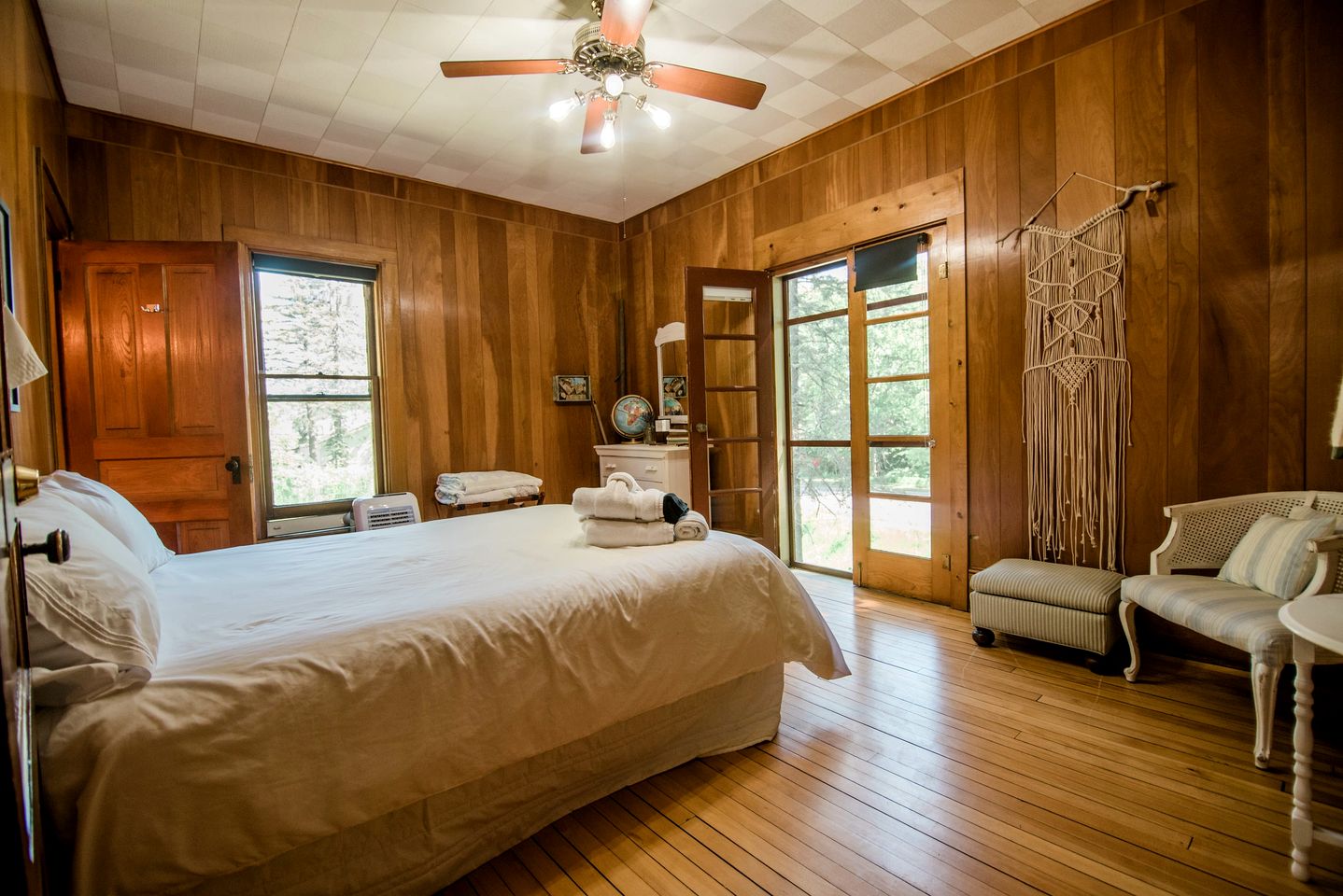 Charming Cottage Perfect for Family Gathers and Events in Central Lake, Michigan