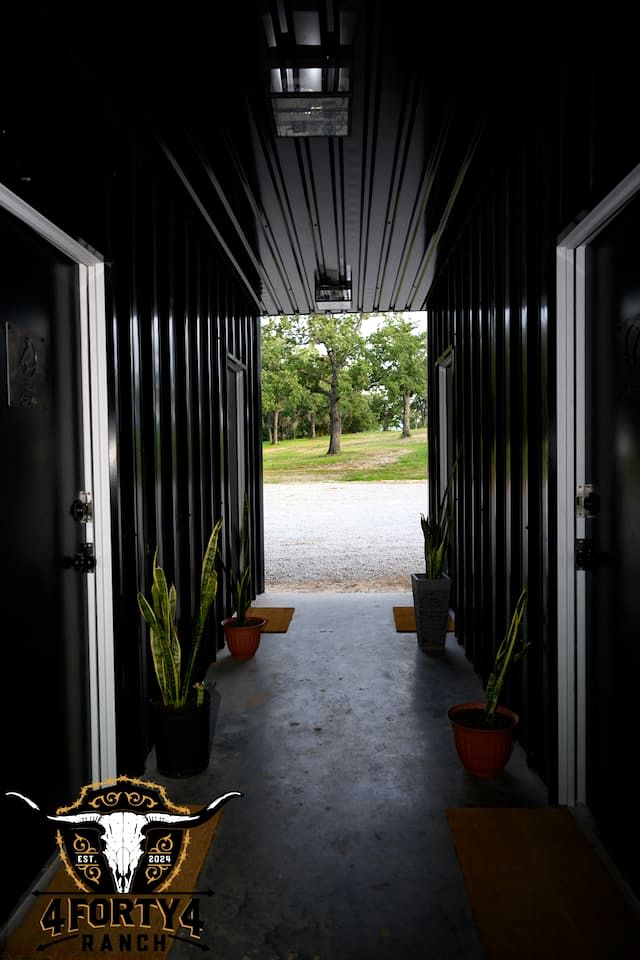 Bright Modern Treehouse with Pickleball Court Near LBJ Grasslands | Alvord, Texas