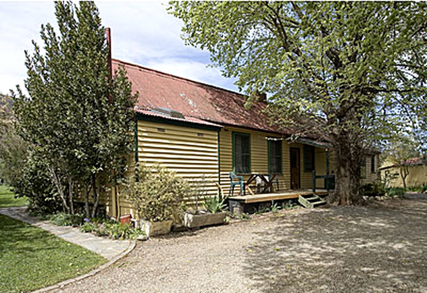 Cottage Rental Surrounded by National Parks near Canberra, Australia