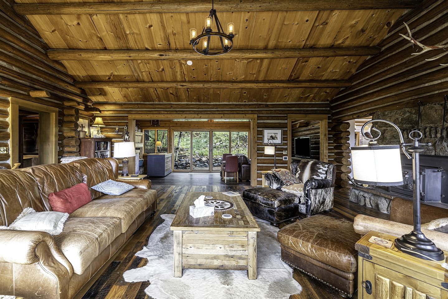 Beautiful Pet-Friendly Log Cabin with Hot Tub near Allenspark and Estes Park, Colorado