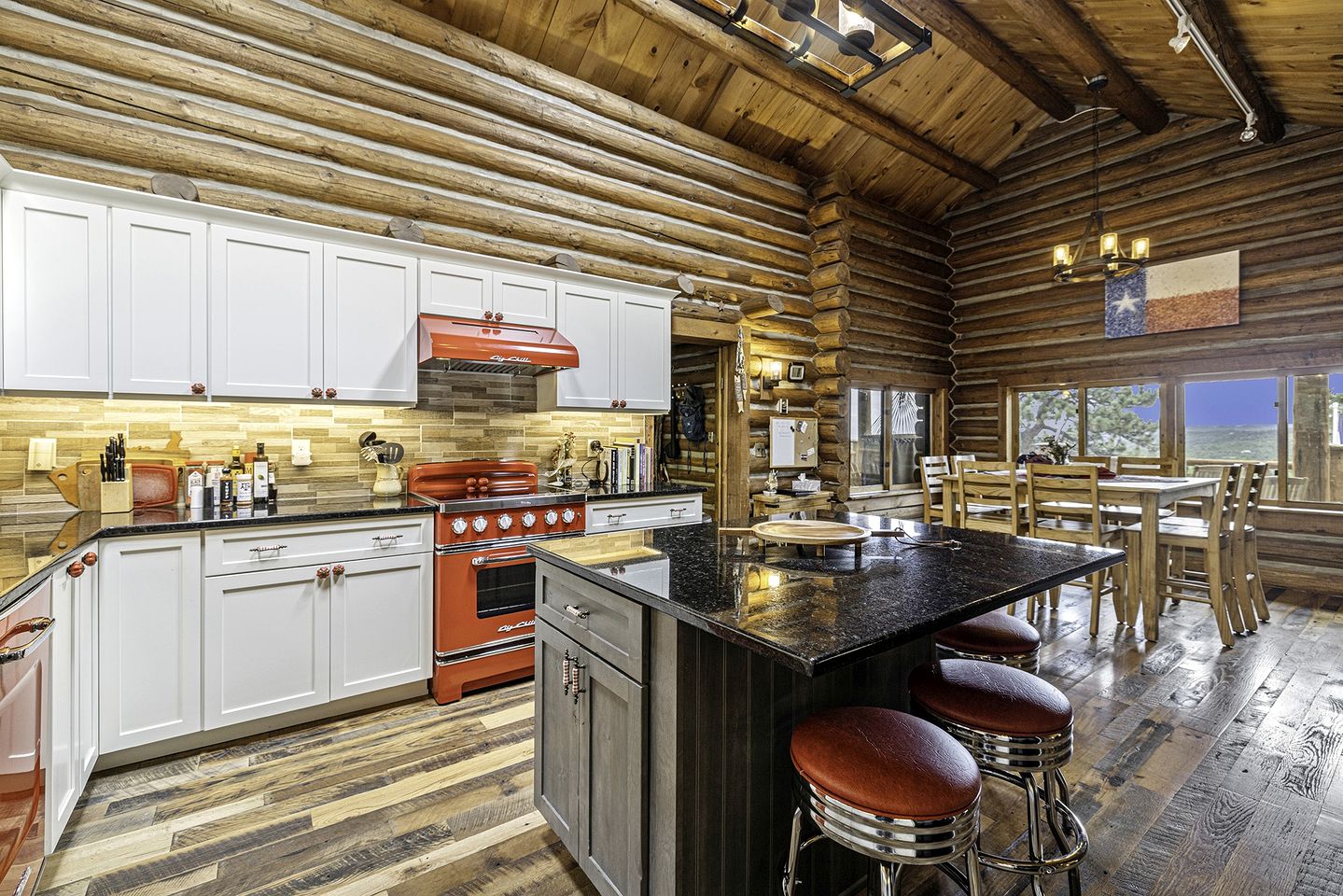 Beautiful Pet-Friendly Log Cabin with Hot Tub near Allenspark and Estes Park, Colorado