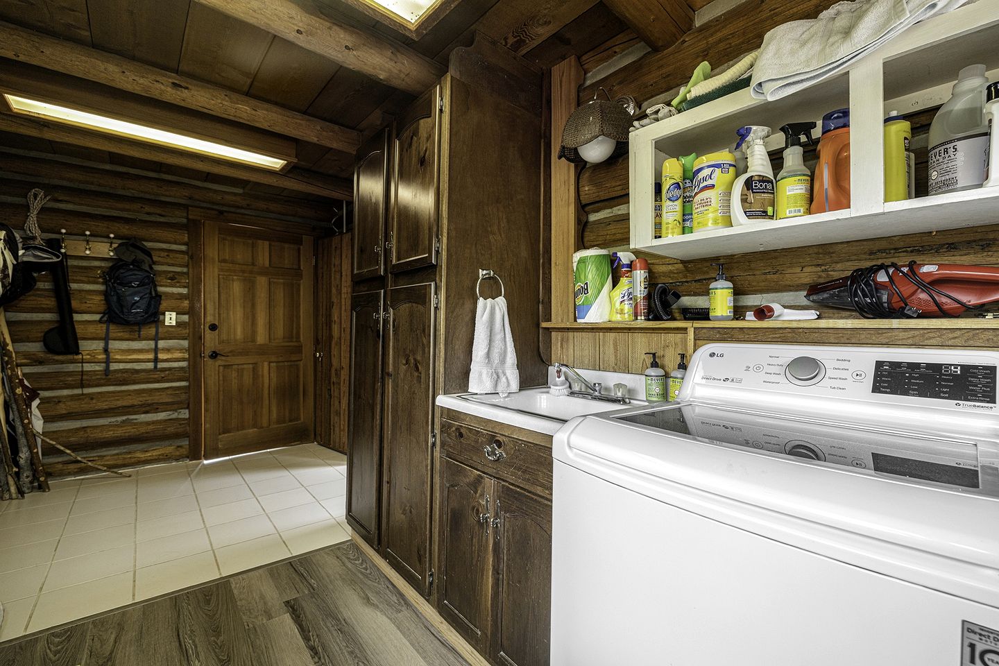 Beautiful Pet-Friendly Log Cabin with Hot Tub near Allenspark and Estes Park, Colorado