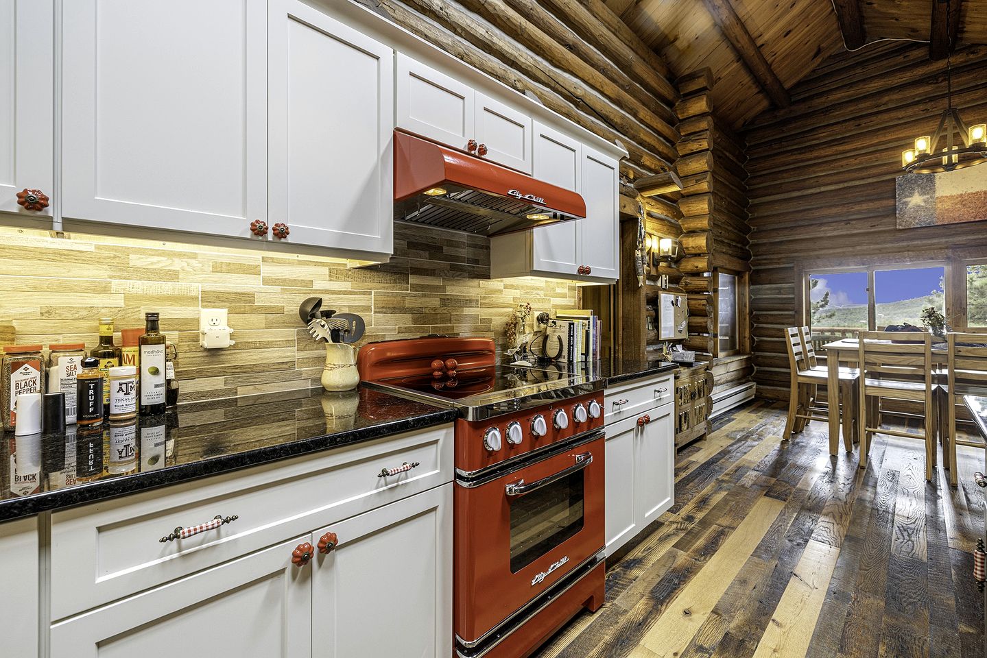Beautiful Pet-Friendly Log Cabin with Hot Tub near Allenspark and Estes Park, Colorado