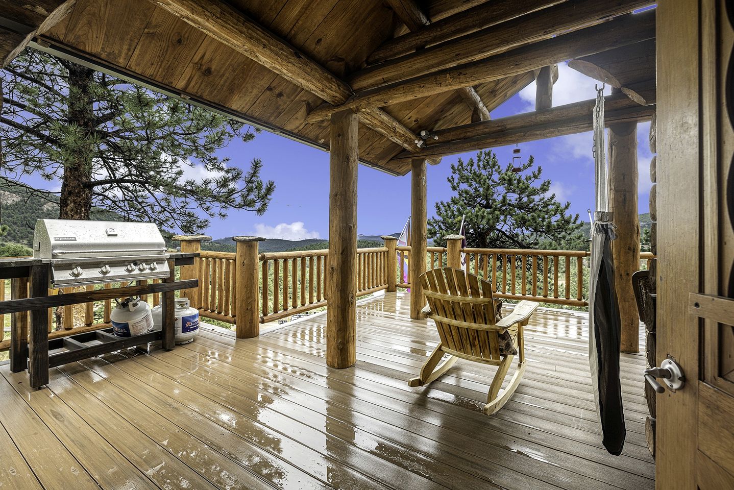 Beautiful Pet-Friendly Log Cabin with Hot Tub near Allenspark and Estes Park, Colorado