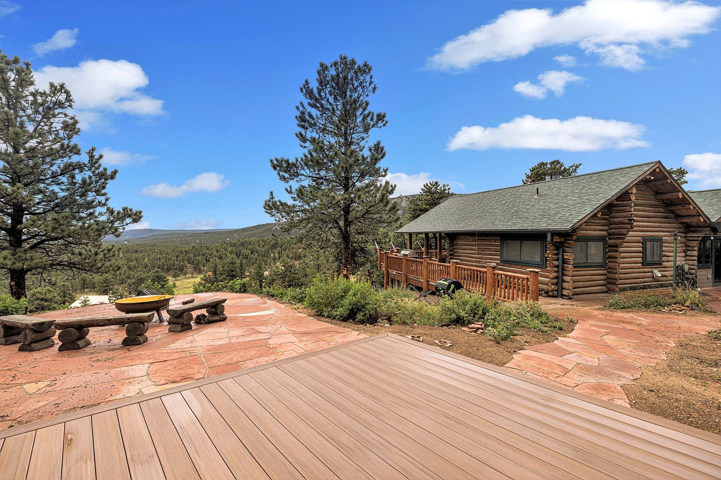 Beautiful Pet-Friendly Log Cabin with Hot Tub near Allenspark and Estes Park, Colorado