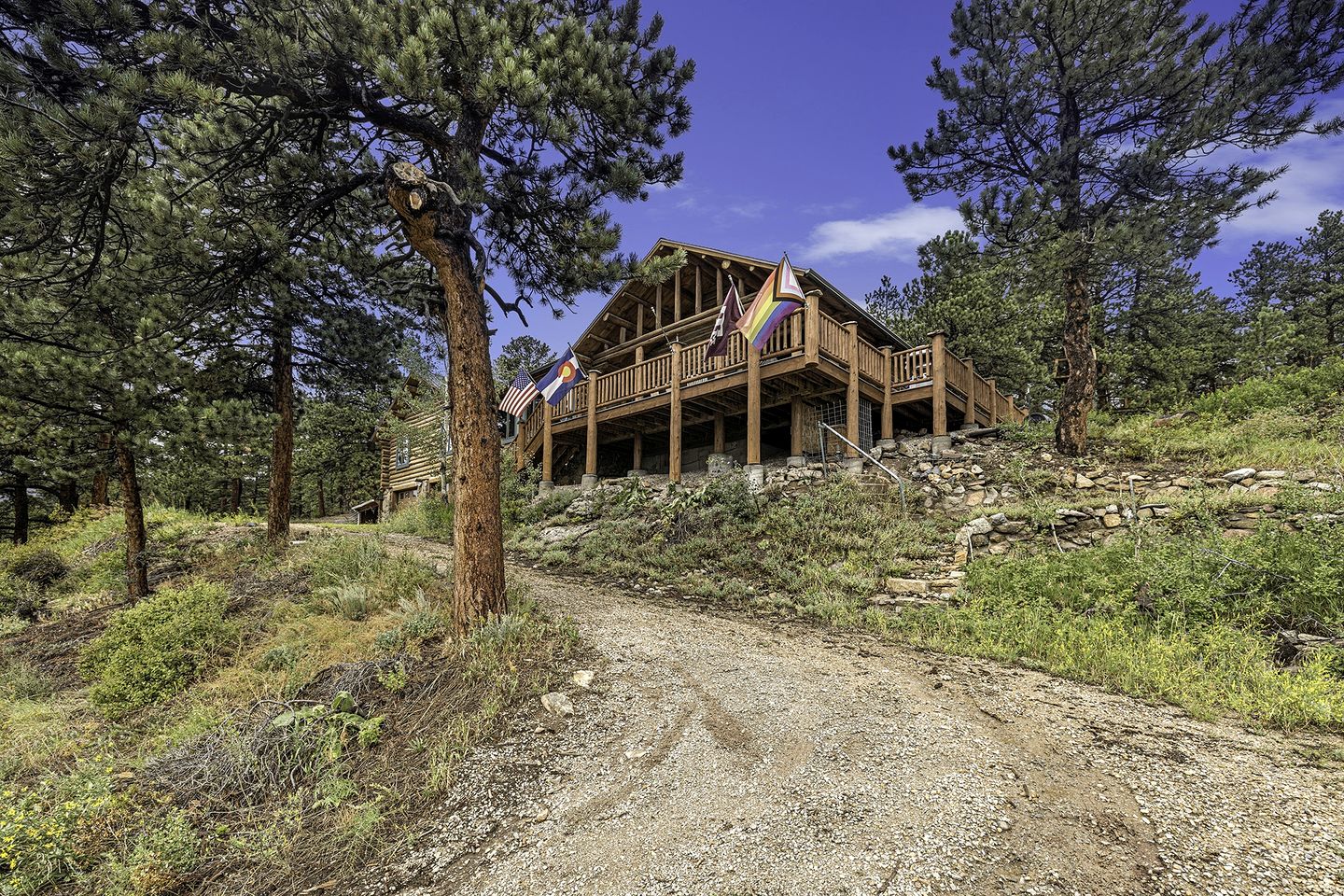 Beautiful Pet-Friendly Log Cabin with Hot Tub near Allenspark and Estes Park, Colorado