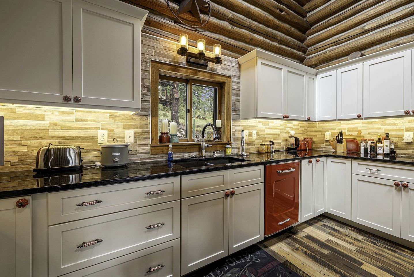 Beautiful Pet-Friendly Log Cabin with Hot Tub near Allenspark and Estes Park, Colorado