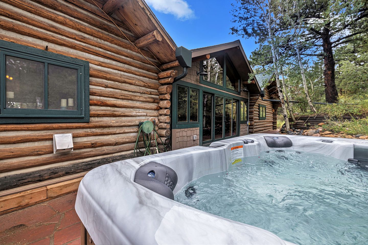 Beautiful Pet-Friendly Log Cabin with Hot Tub near Allenspark and Estes Park, Colorado