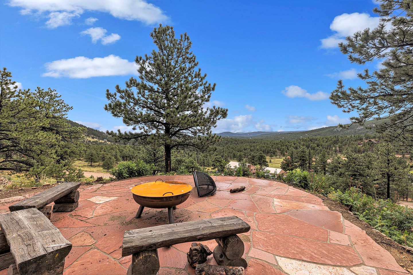 Beautiful Pet-Friendly Log Cabin with Hot Tub near Allenspark and Estes Park, Colorado