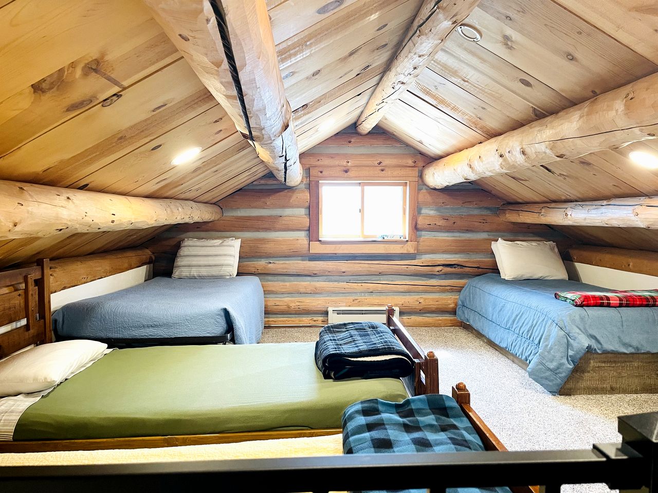 Beautiful Pet-Friendly Log Cabin with Hot Tub near Allenspark and Estes Park, Colorado