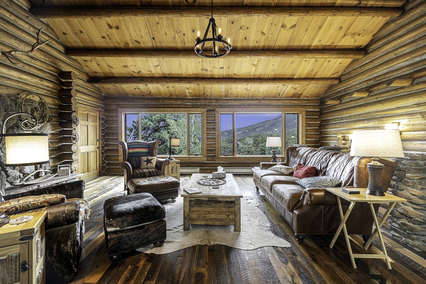 Beautiful Pet-Friendly Log Cabin with Hot Tub near Allenspark and Estes Park, Colorado