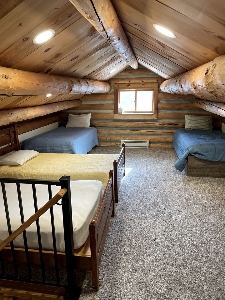 Beautiful Pet-Friendly Log Cabin with Hot Tub near Allenspark and Estes Park, Colorado