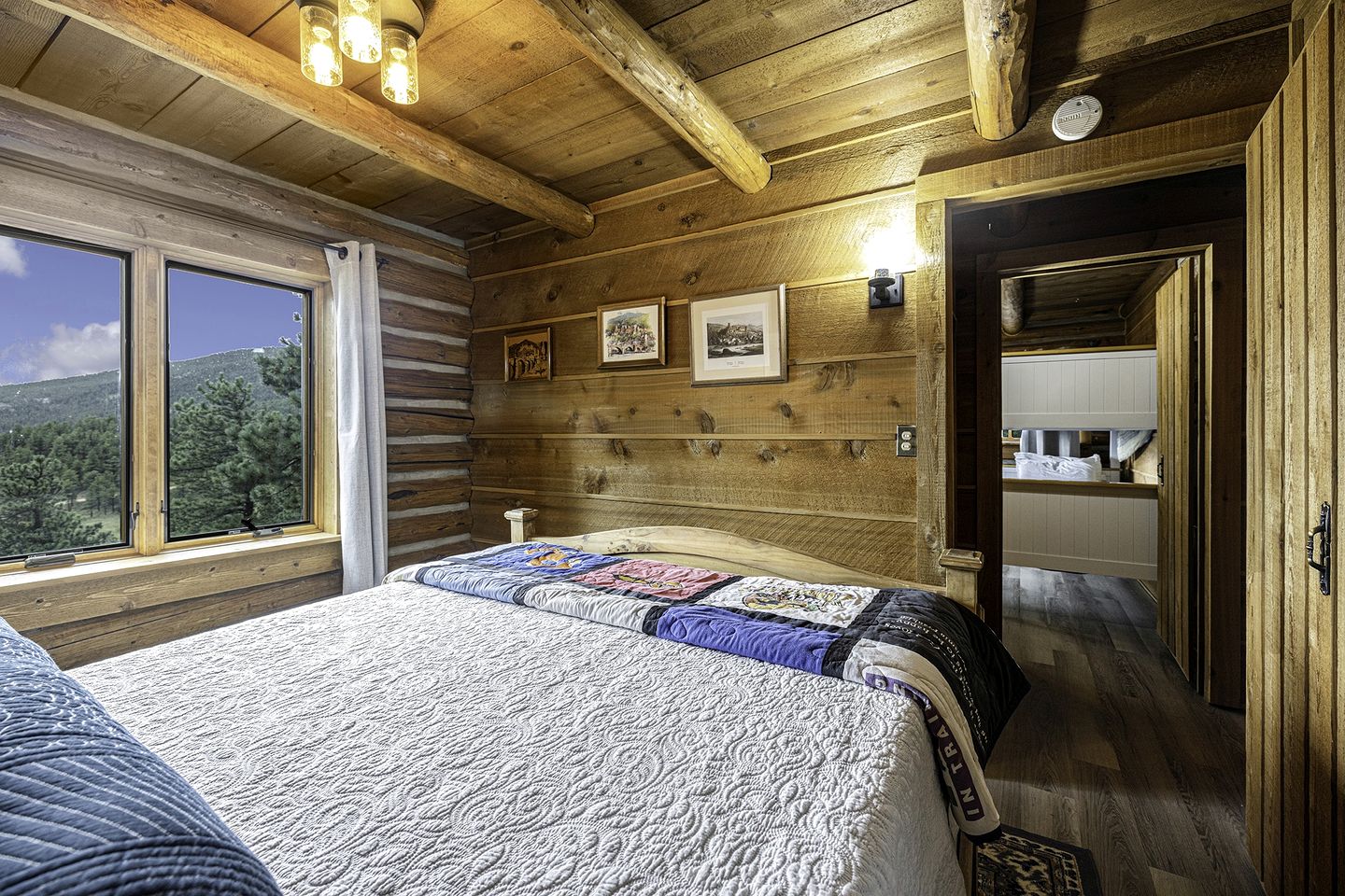 Beautiful Pet-Friendly Log Cabin with Hot Tub near Allenspark and Estes Park, Colorado