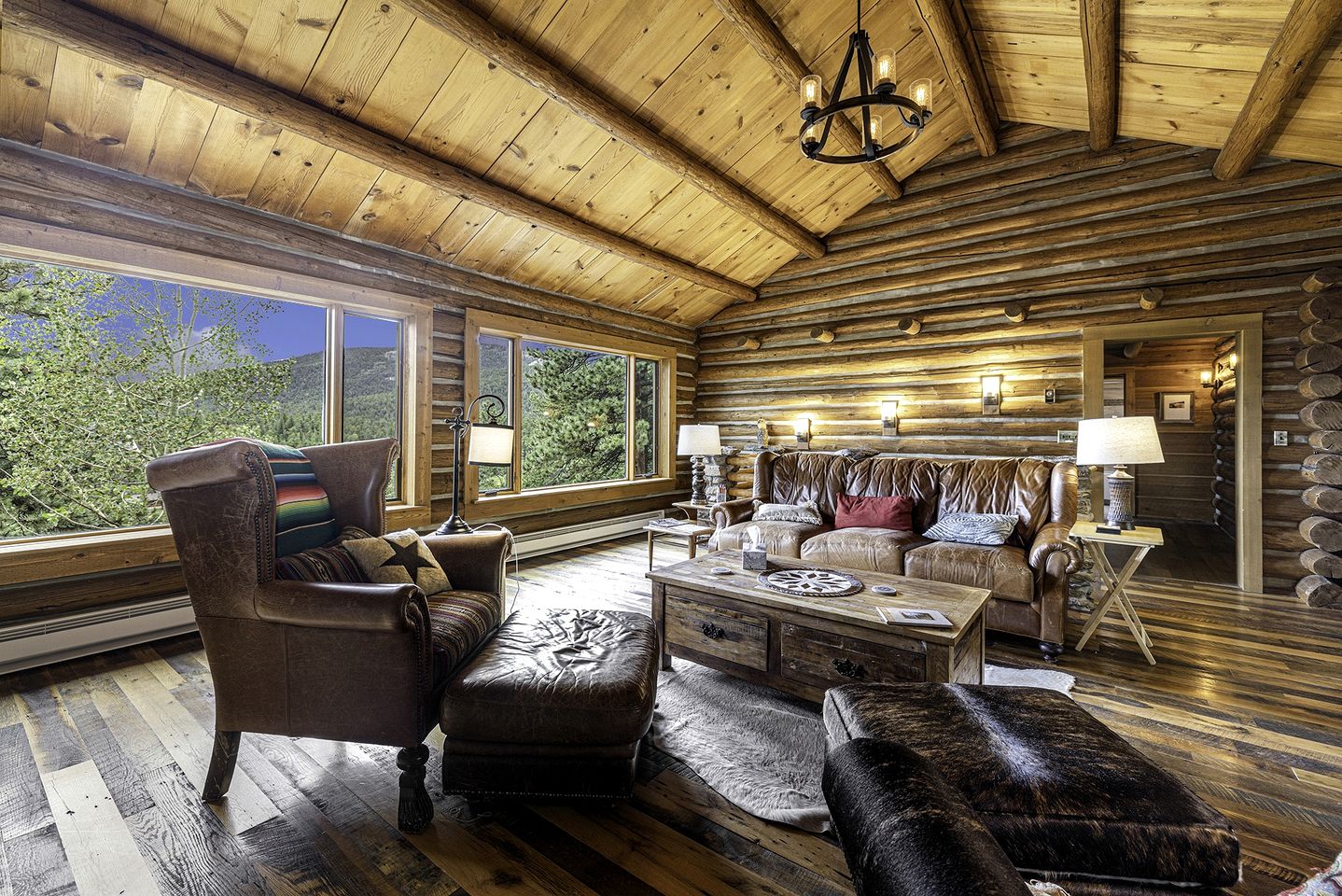 Beautiful Pet-Friendly Log Cabin with Hot Tub near Allenspark and Estes Park, Colorado