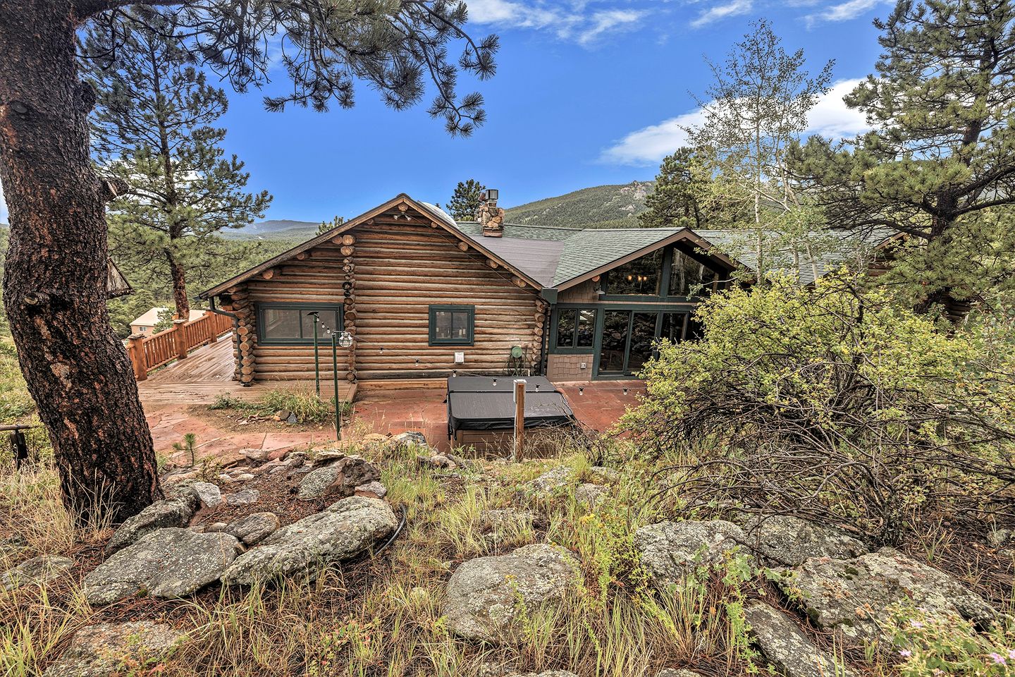 Beautiful Pet-Friendly Log Cabin with Hot Tub near Allenspark and Estes Park, Colorado