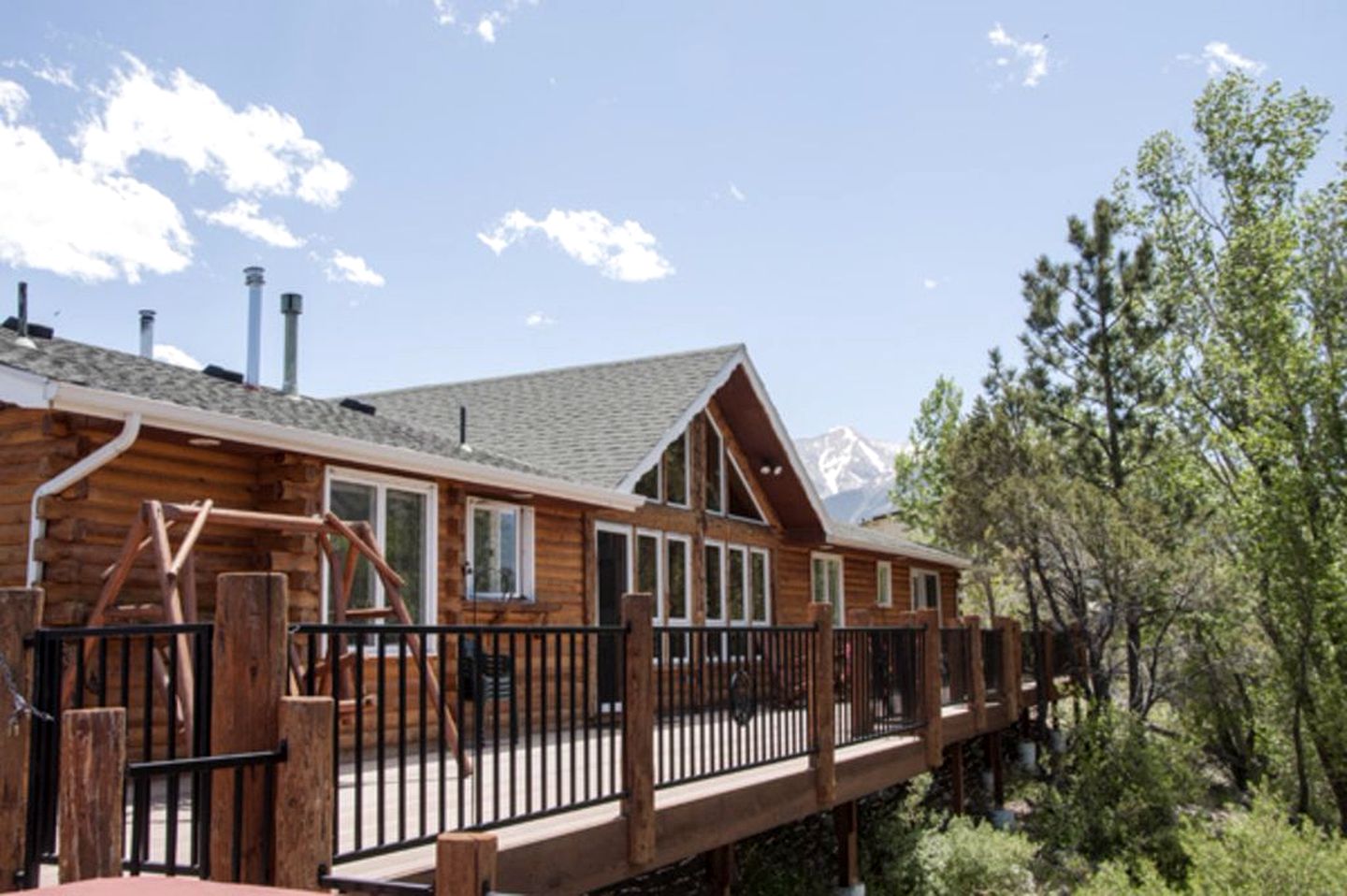 Modern Log Cabin with Mountain Views near the Arkansas River, Colorado