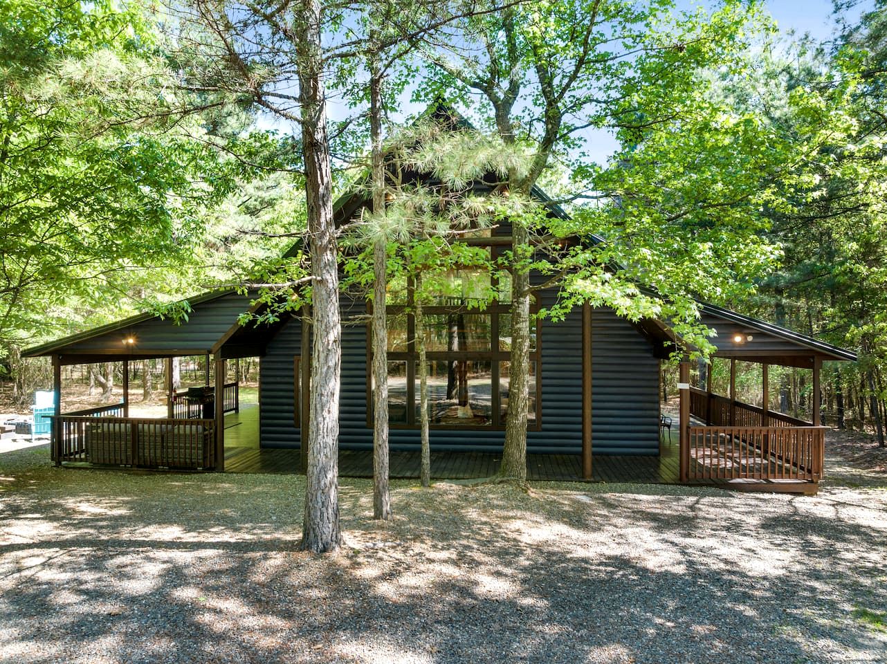 Charming Cabin with Hot Tub Near Casino & State Park in Hochatown, Oklahoma