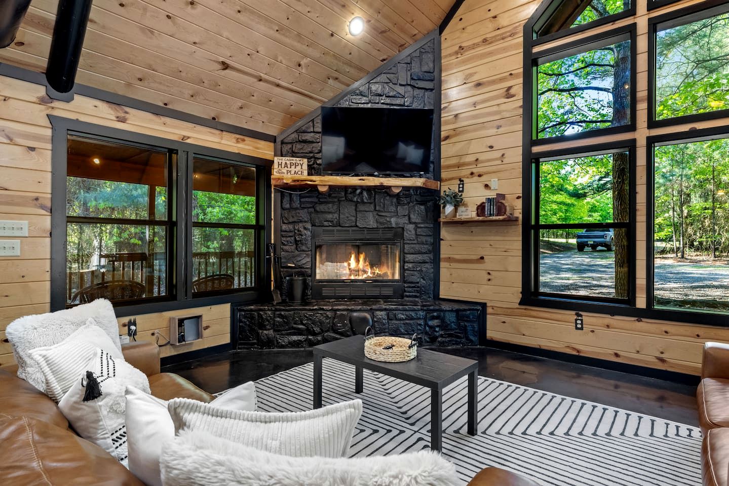 Charming Cabin with Hot Tub Near Casino & State Park in Hochatown, Oklahoma