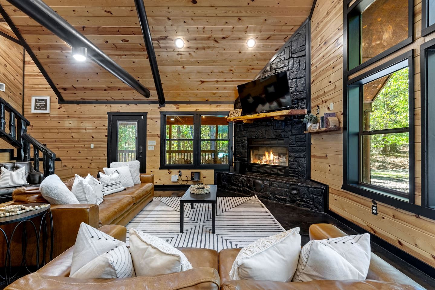 Charming Cabin with Hot Tub Near Casino & State Park in Hochatown, Oklahoma