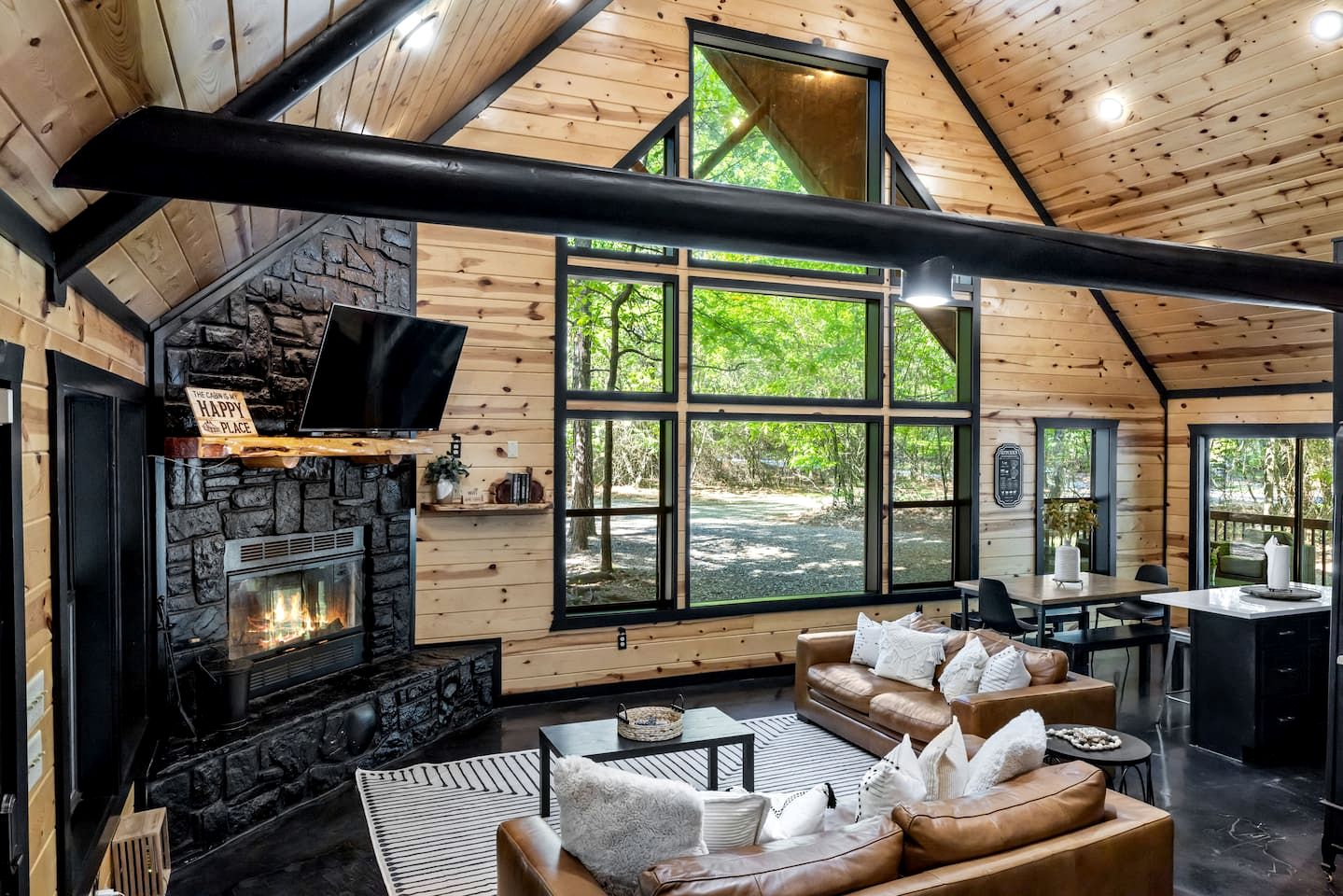 Charming Cabin with Hot Tub Near Casino & State Park in Hochatown, Oklahoma