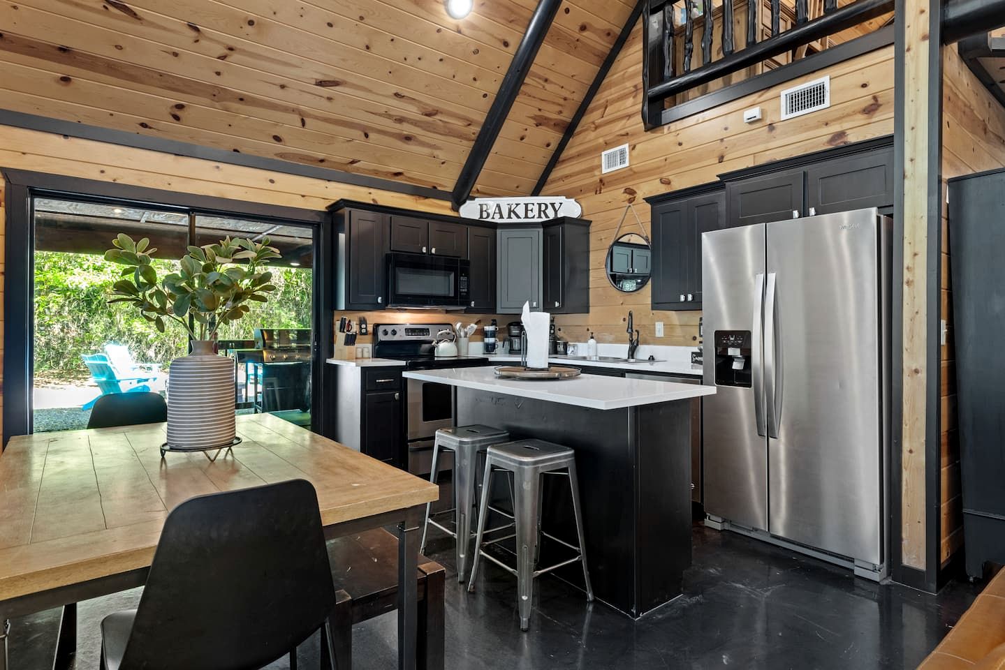 Charming Cabin with Hot Tub Near Casino & State Park in Hochatown, Oklahoma