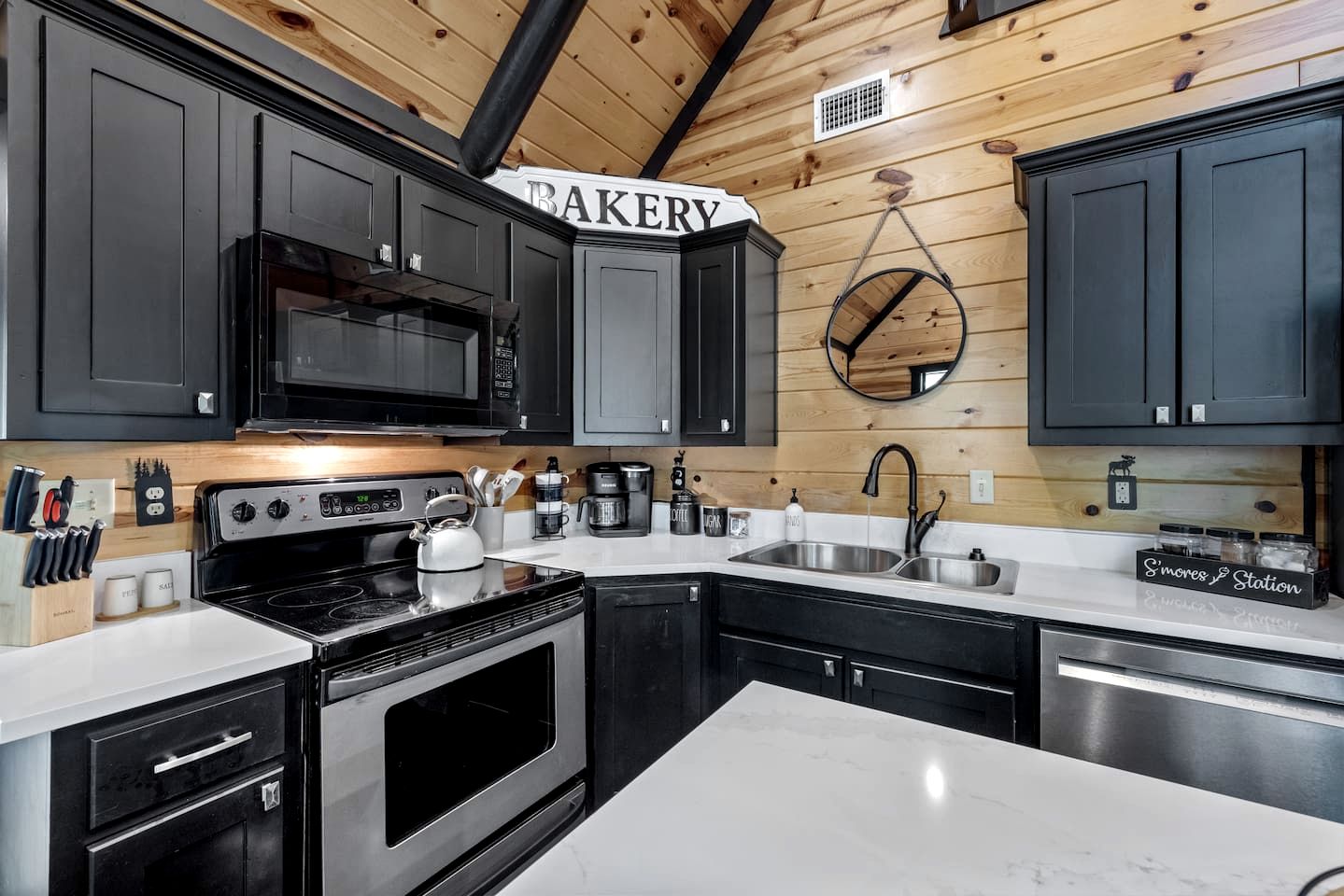 Charming Cabin with Hot Tub Near Casino & State Park in Hochatown, Oklahoma