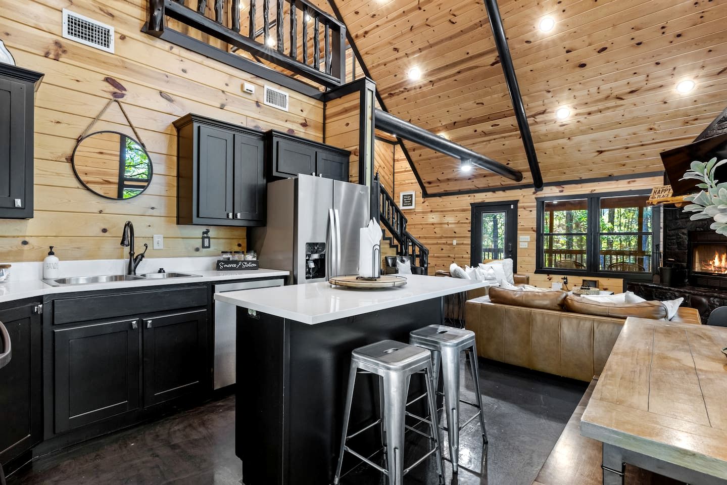 Charming Cabin with Hot Tub Near Casino & State Park in Hochatown, Oklahoma