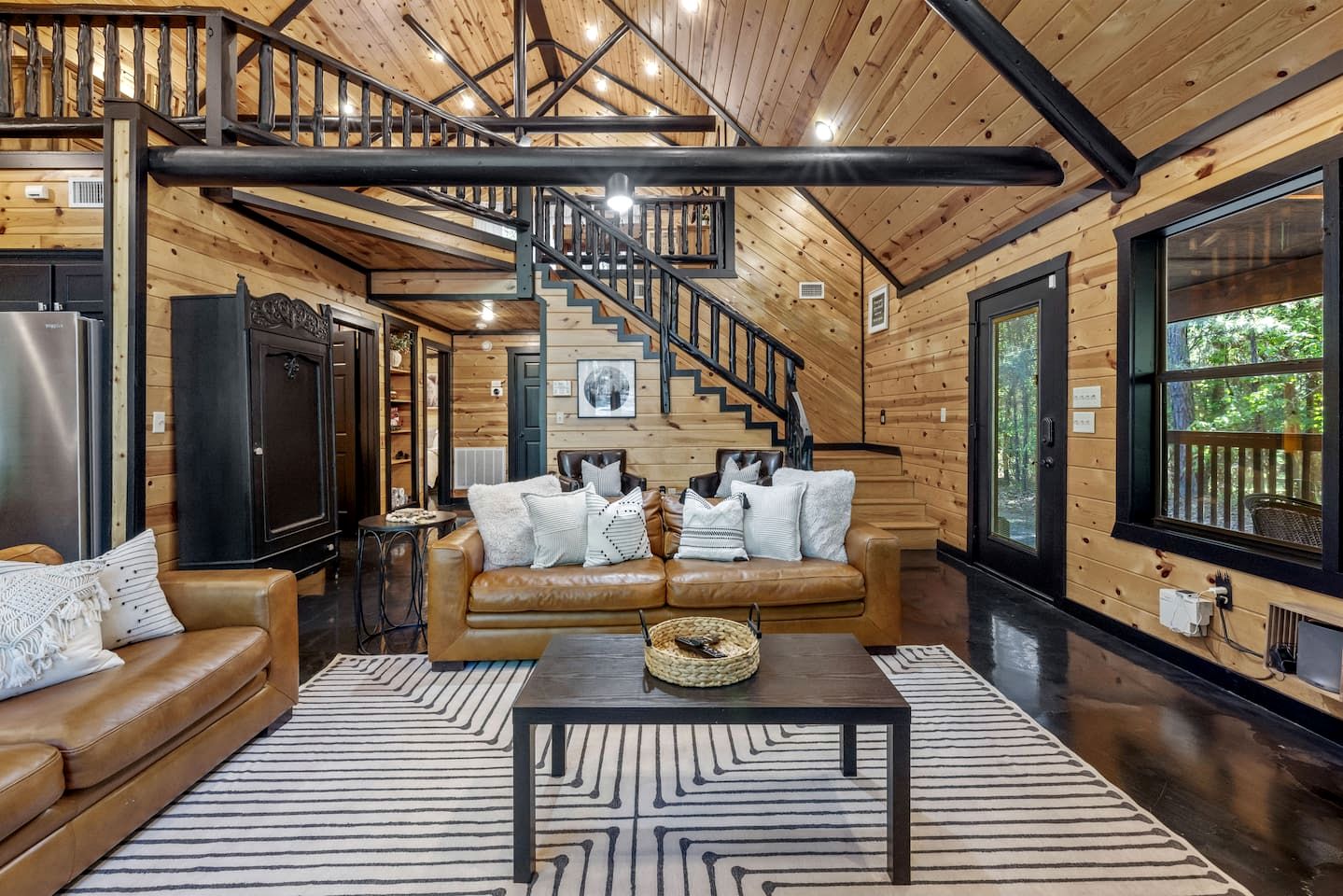 Charming Cabin with Hot Tub Near Casino & State Park in Hochatown, Oklahoma