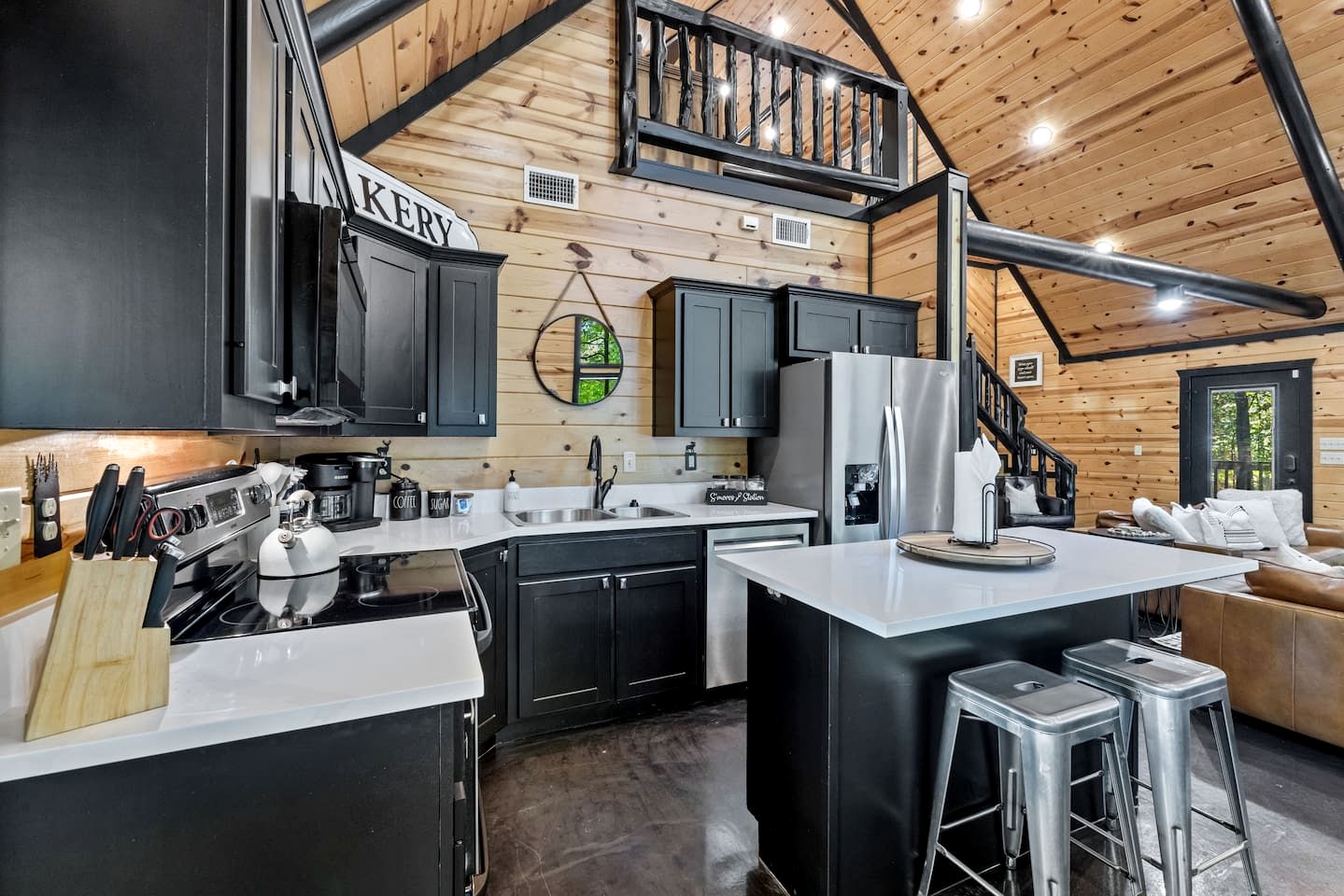 Charming Cabin with Hot Tub Near Casino & State Park in Hochatown, Oklahoma