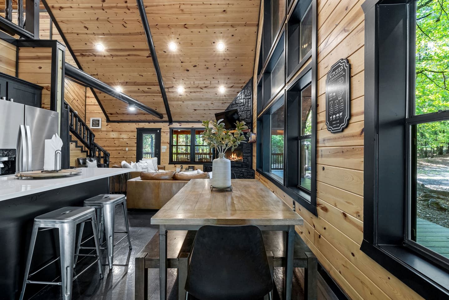 Charming Cabin with Hot Tub Near Casino & State Park in Hochatown, Oklahoma