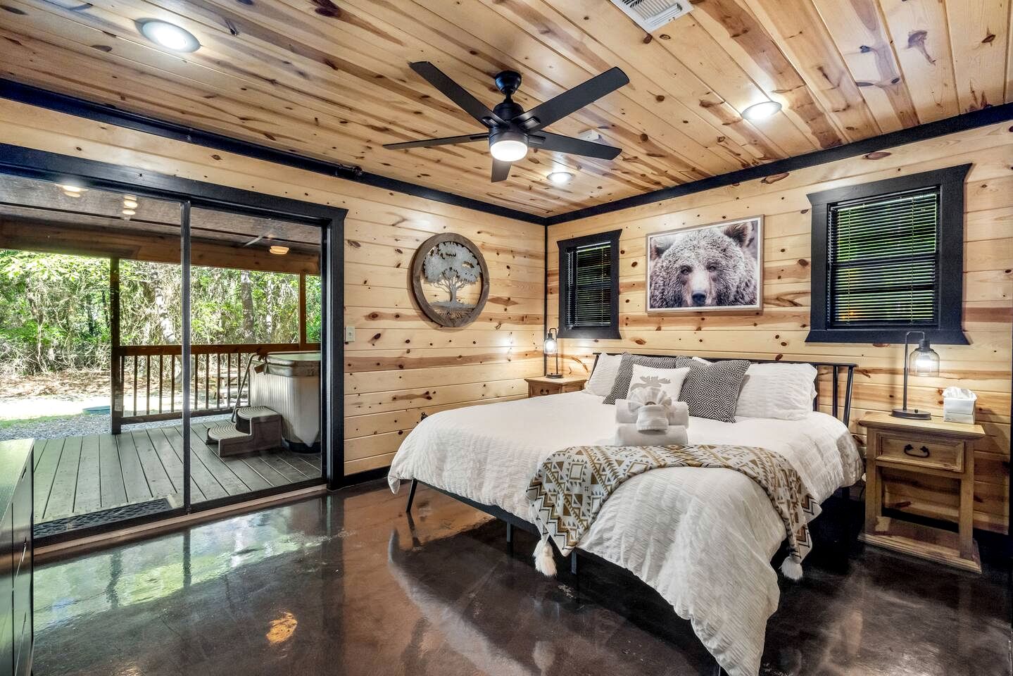 Charming Cabin with Hot Tub Near Casino & State Park in Hochatown, Oklahoma