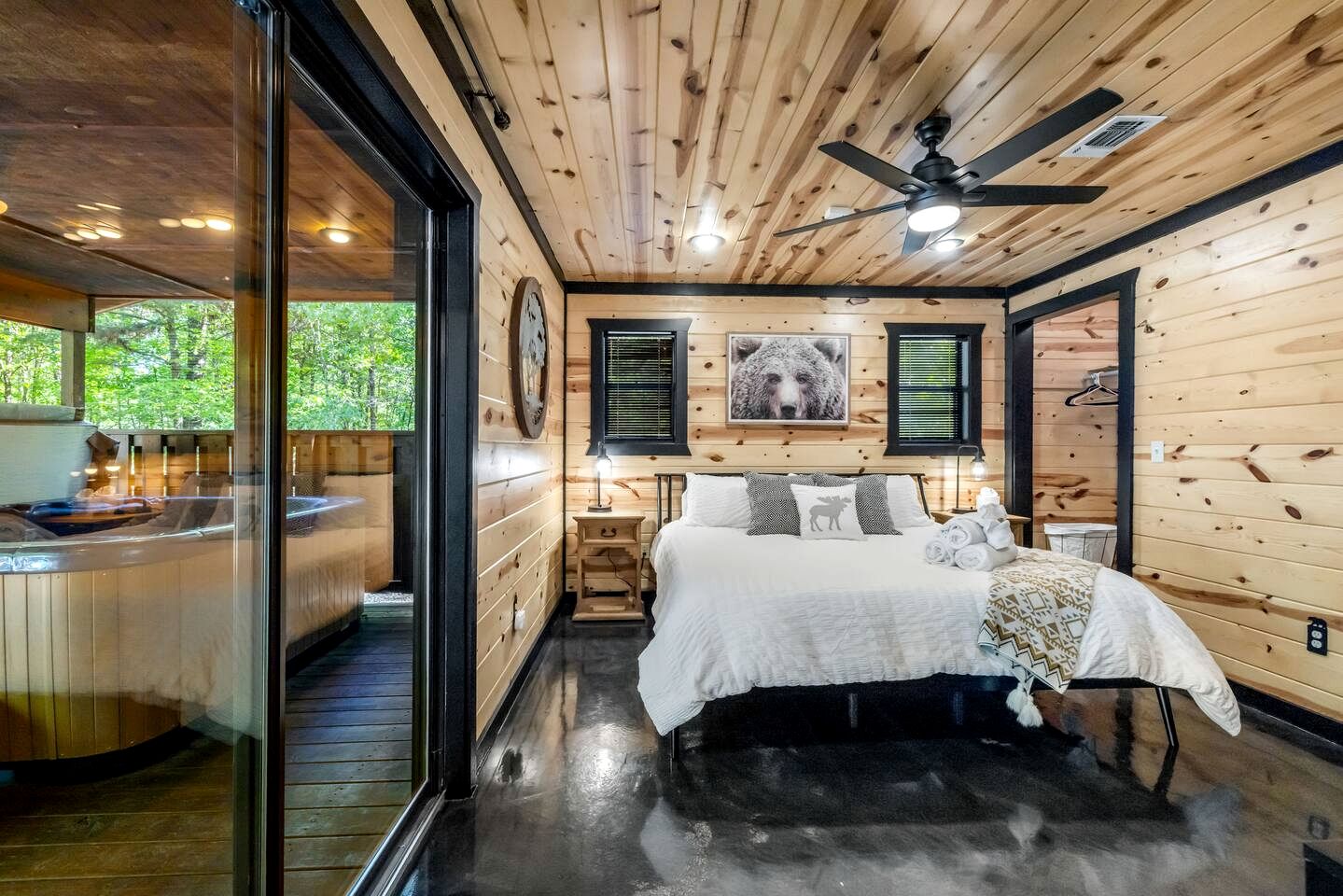 Charming Cabin with Hot Tub Near Casino & State Park in Hochatown, Oklahoma