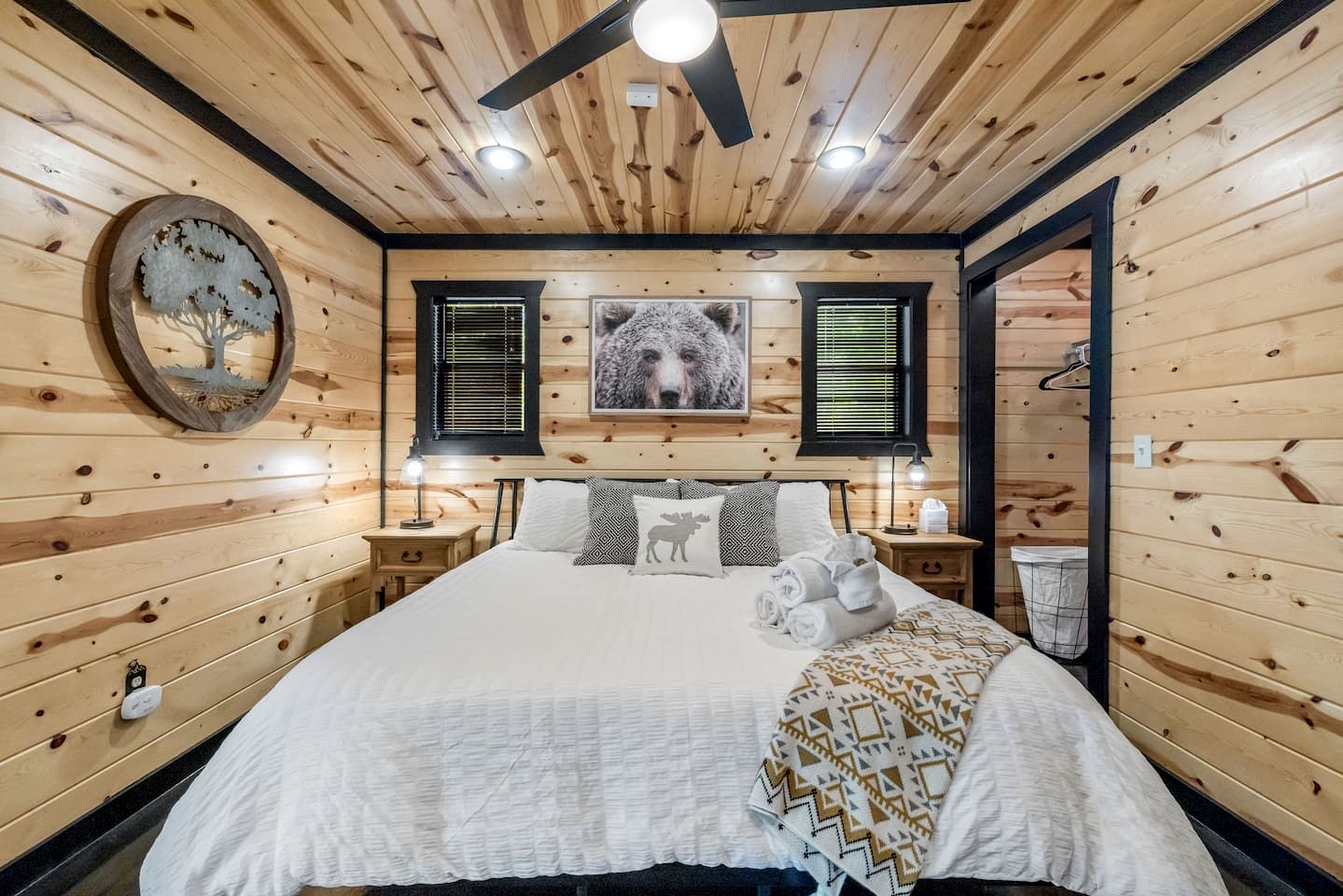 Charming Cabin with Hot Tub Near Casino & State Park in Hochatown, Oklahoma