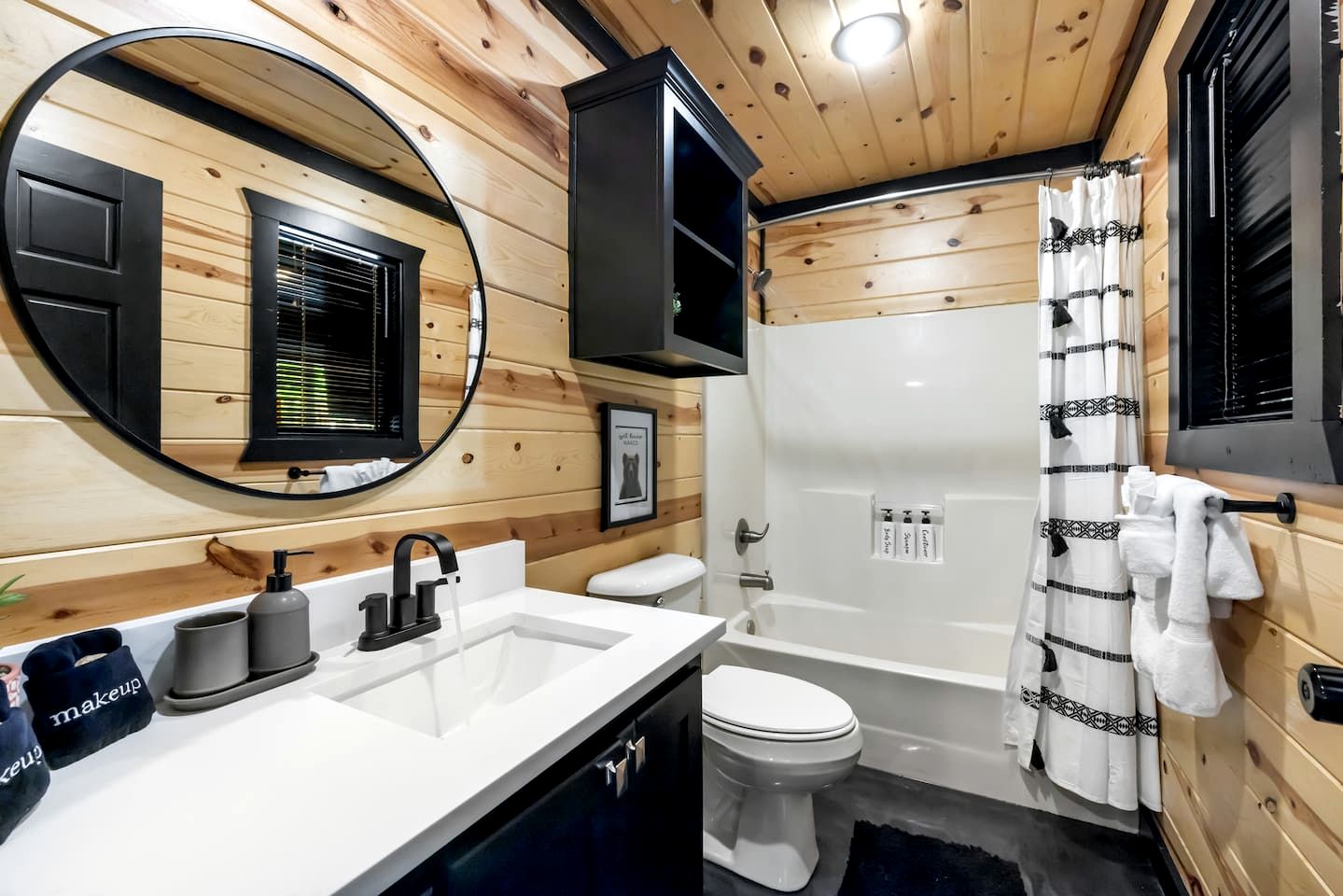 Charming Cabin with Hot Tub Near Casino & State Park in Hochatown, Oklahoma