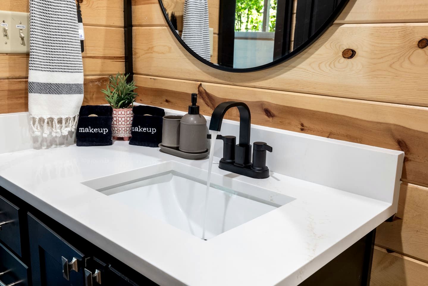 Charming Cabin with Hot Tub Near Casino & State Park in Hochatown, Oklahoma